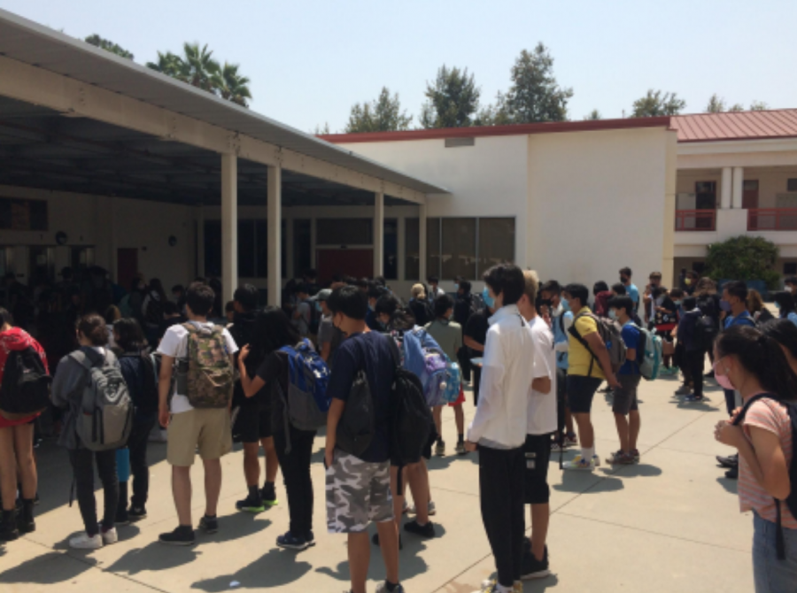 Titans wait in a long line for their lunch. SMHS provides free lunch for its students and will continue to do so because of a new bill that allows California public schools to give free meals to all students. 