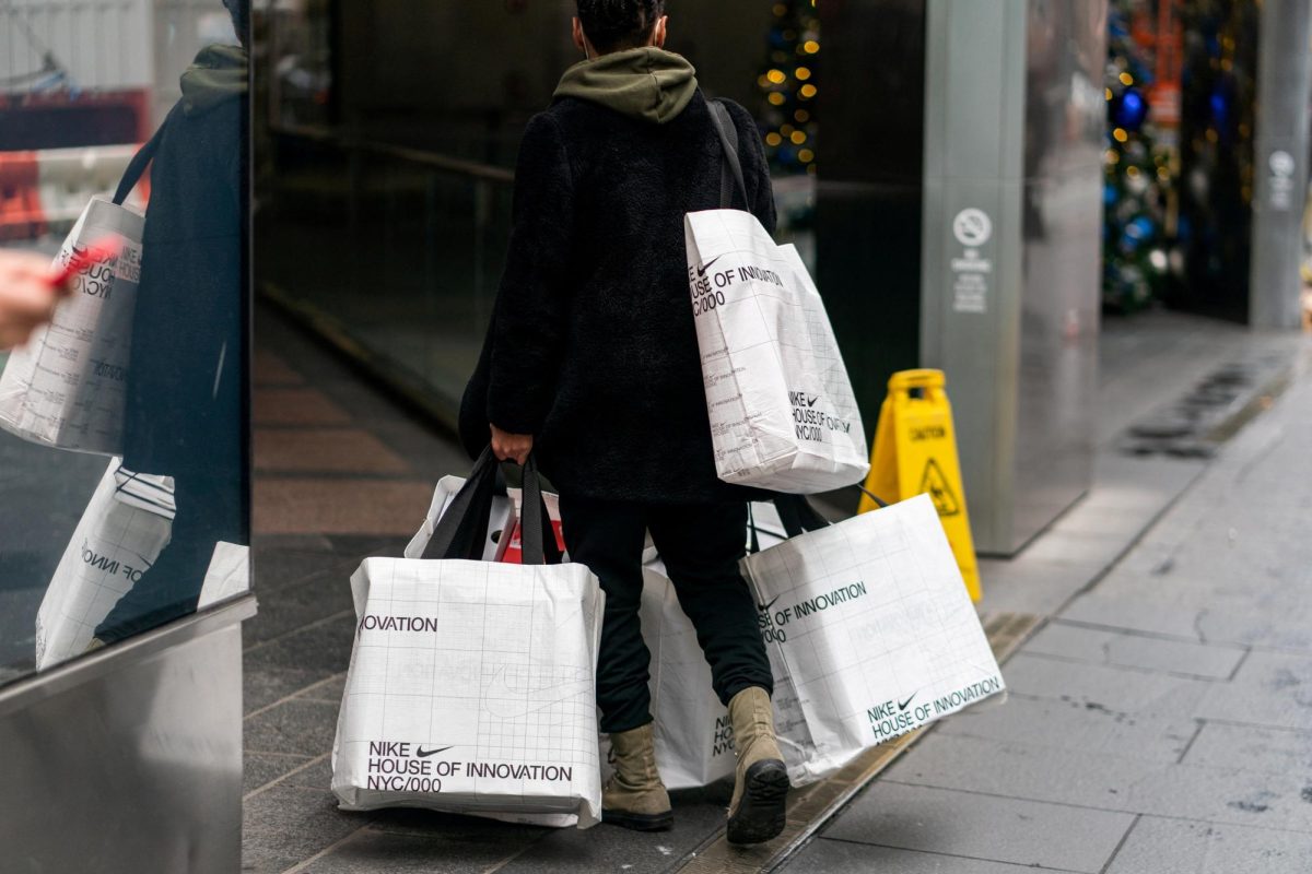 A shopper carries shopping bags on the 5th Avenue in the Manhattan borough of New York City, New York, U.S., November 26, 2021. REUTERS/Jeenah Moon